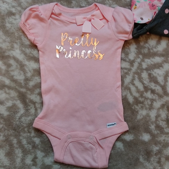 !!NWT!!GERBER NEWBORN ONESIE'S,3PACK,PRETTY PRINCESS,GREY WITH PINK POLKA DOTS, - Picture 6 of 9